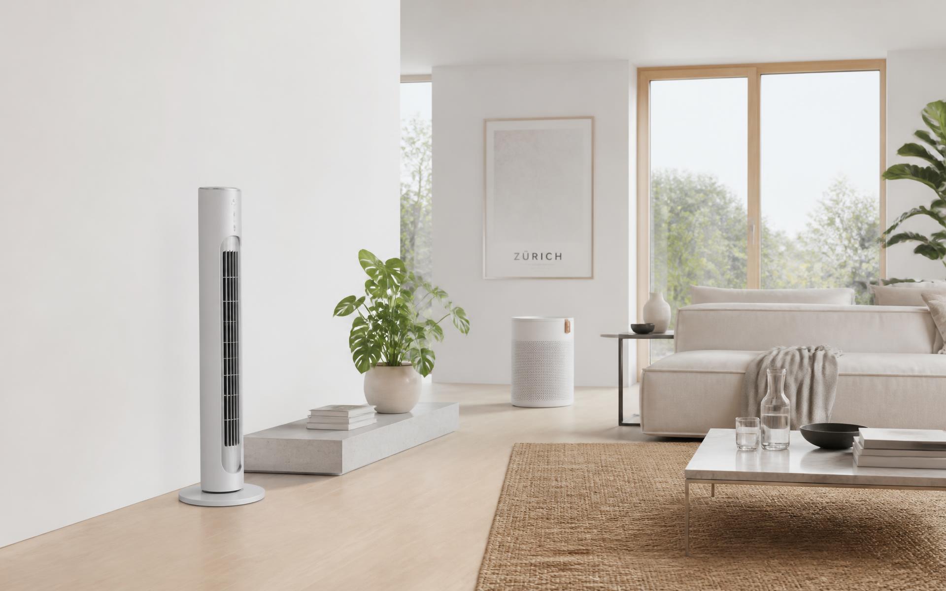 Helles minimalistisches Wohnzimmer mit Turmventilator und Luftreiniger